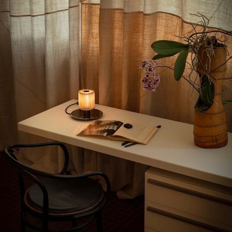 In the sun table lamp 220